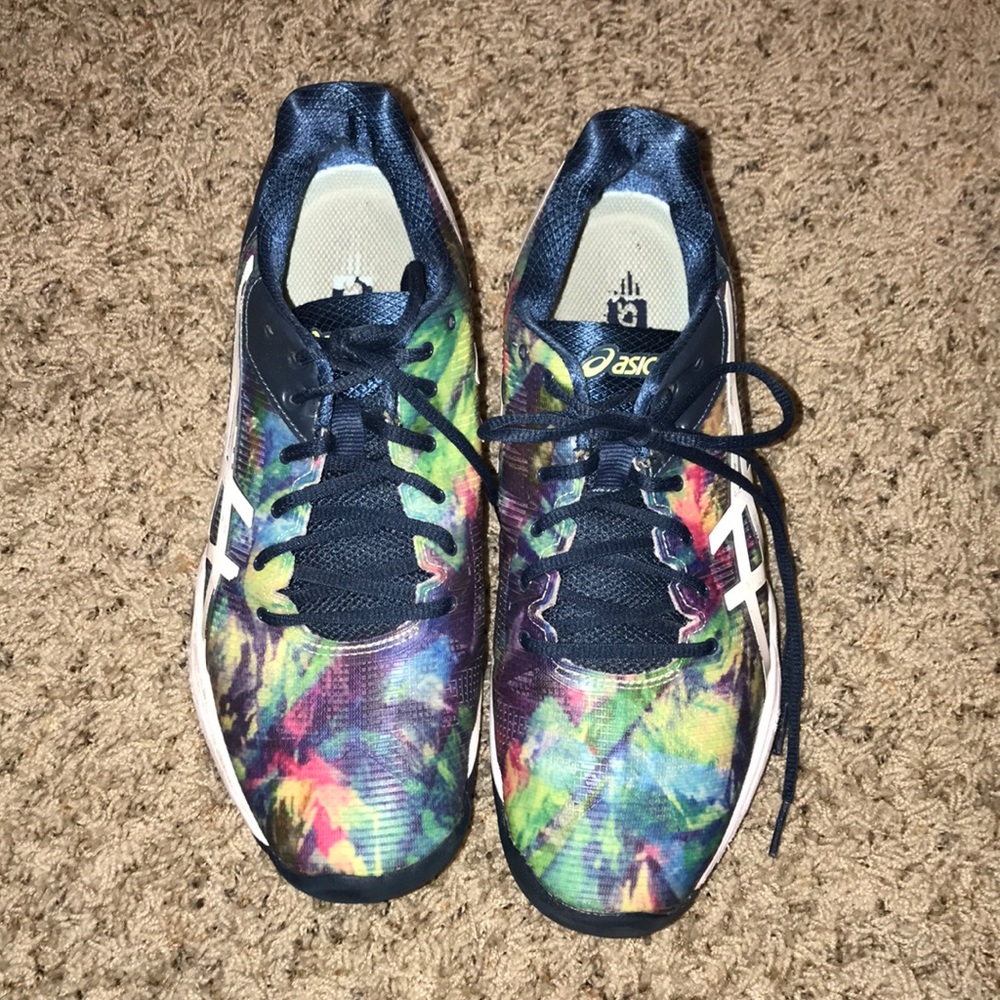 Athletic shoes